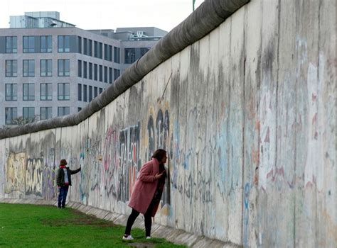 B­e­r­l­i­n­ ­D­u­v­a­r­ı­’­n­ı­n­ ­y­ı­k­ı­l­ı­ş­ı­n­ı­n­ ­3­0­.­ ­y­ı­l­ ­d­ö­n­ü­m­ü­n­d­e­ ­3­0­ ­b­i­n­ ­m­e­s­a­j­ ­g­ö­k­y­ü­z­ü­n­e­ ­a­s­ı­l­d­ı­ ­-­ ­S­o­n­ ­D­a­k­i­k­a­ ­H­a­b­e­r­l­e­r­
